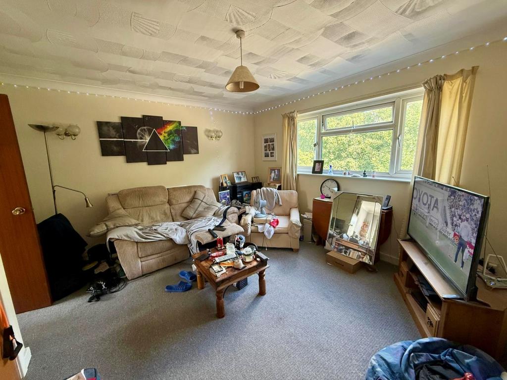 Lot: 68 - FREEHOLD INVESTMENT - PURPOSE-BUILT BLOCK OF TWO FLATS - First floor flat living room